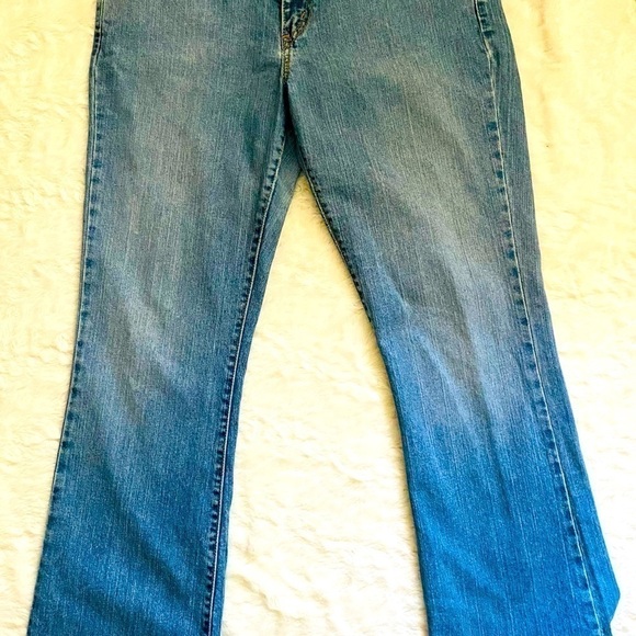 Levi Boot Cut Jean 525 Size 14 Gently Used. - Picture 2 of 6